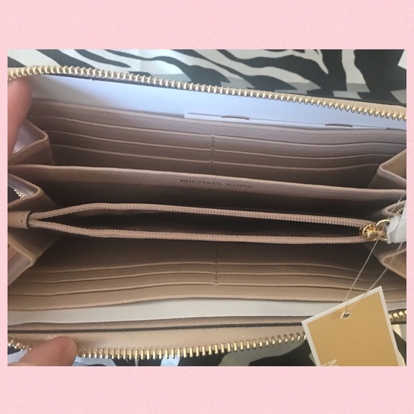 ✨MICHAEL KORS✨Authentic Saffiano Zip Around Wallet - Picture 6 of 8